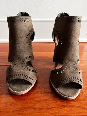 NWT Qupid Laser Cutout Peep Toe Block Heel Ankle Booties Taupe [Size 7]